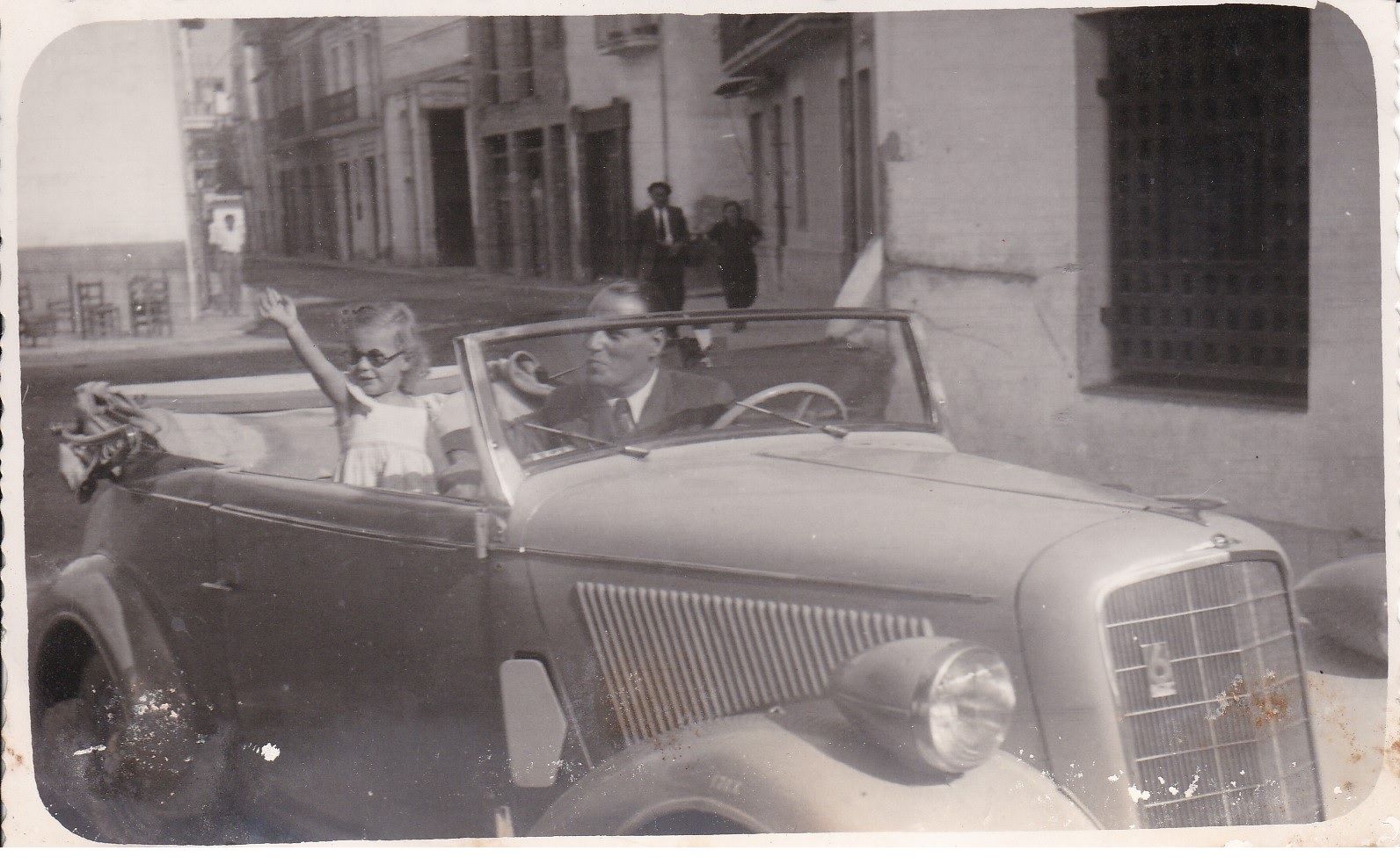 Marissè Santaló amb el seu pare, Onofre, passejant amb el cotxe d'un amic.