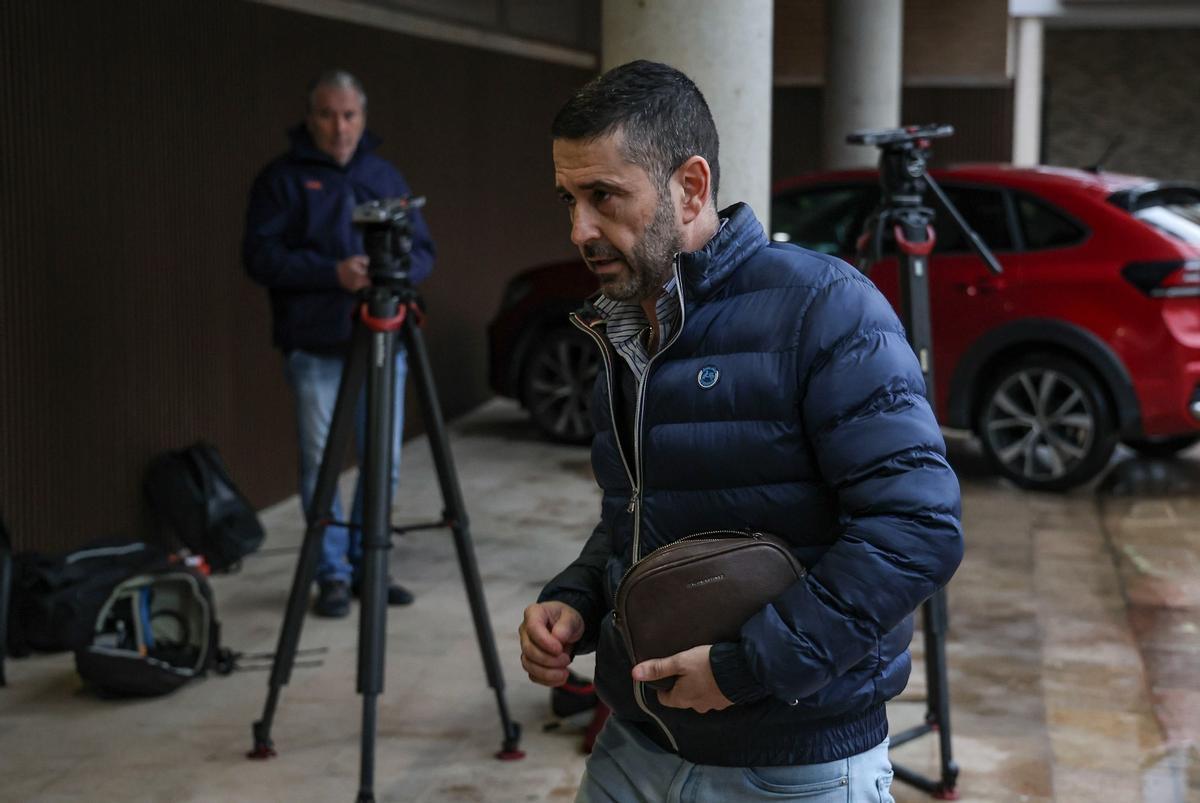 Salvador Romón, accede a los juzgados de Catarroja, esta mañana a las 9.13 horas.