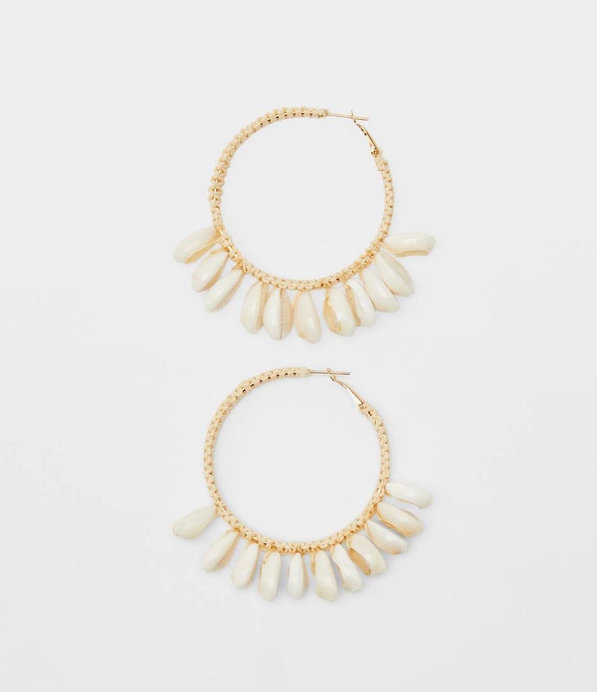 Pendientes de aro con conchas de Bershka (Precio: 7,99 euros)