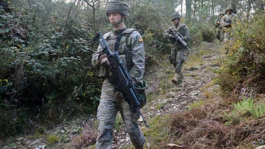 Militares de la Brilat durante un adiestramiento en los montes de Vilaboa. // Rafa Vázquez