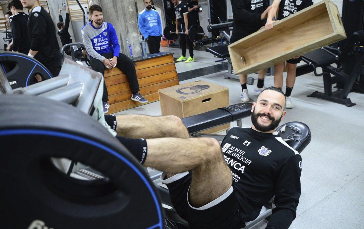 Jaime Gallardo ejercitándose ayer en el gimnasio del pabellón de O Gatañal.