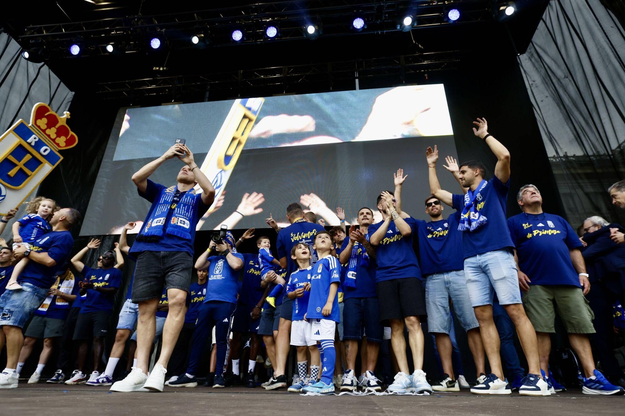 Locura azul en las calles de Oviedo para celebrar el ascenso del equipo a Primera División
