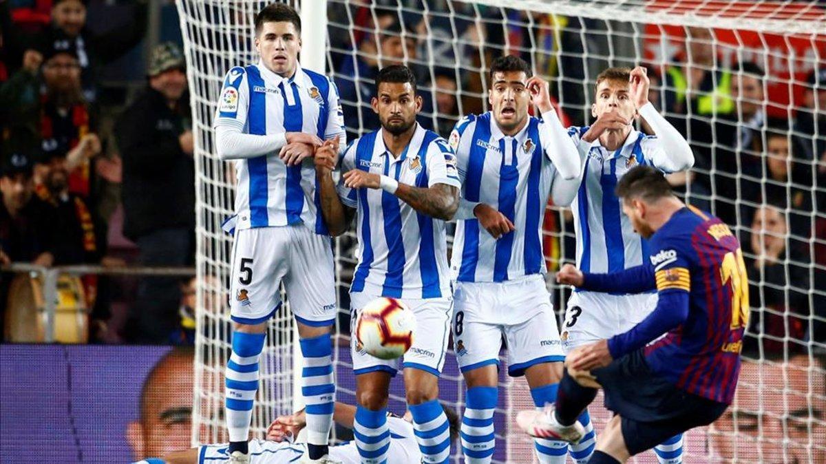 Messi lanza una falta en la última visita de la Real Sociedad al Camp Nou