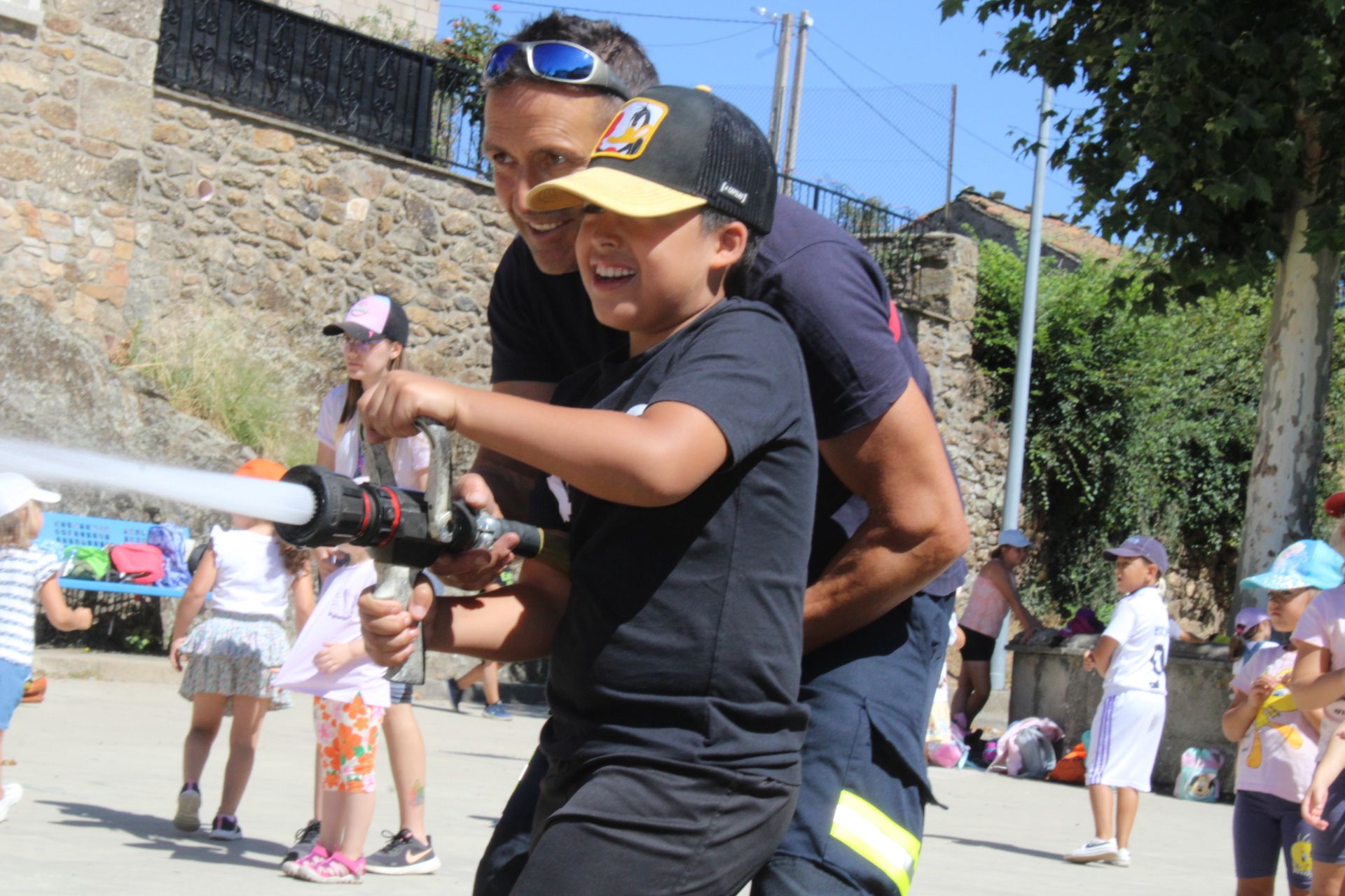 GALERÍA | Los niños de Mombuey, bomberos por un día