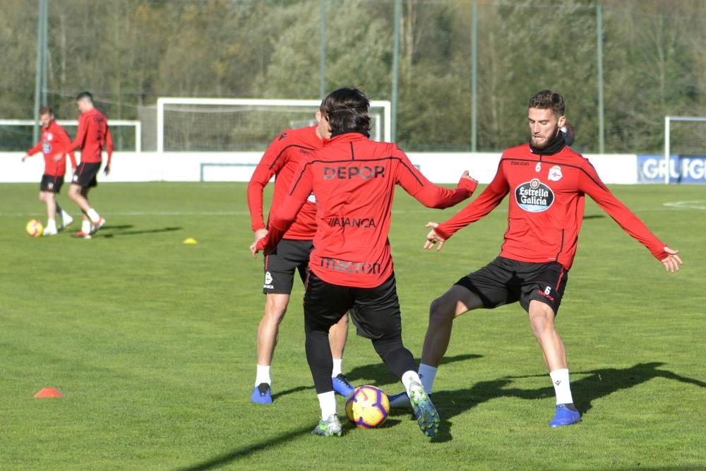 El técnico dispuso un entrenamiento táctico con diversas instrucciones para sus jugadores, quienes ensayaron acciones a balón parado.