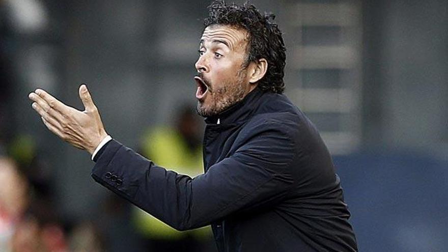 Luis Enrique da indicaciones a sus hombres // EFE
