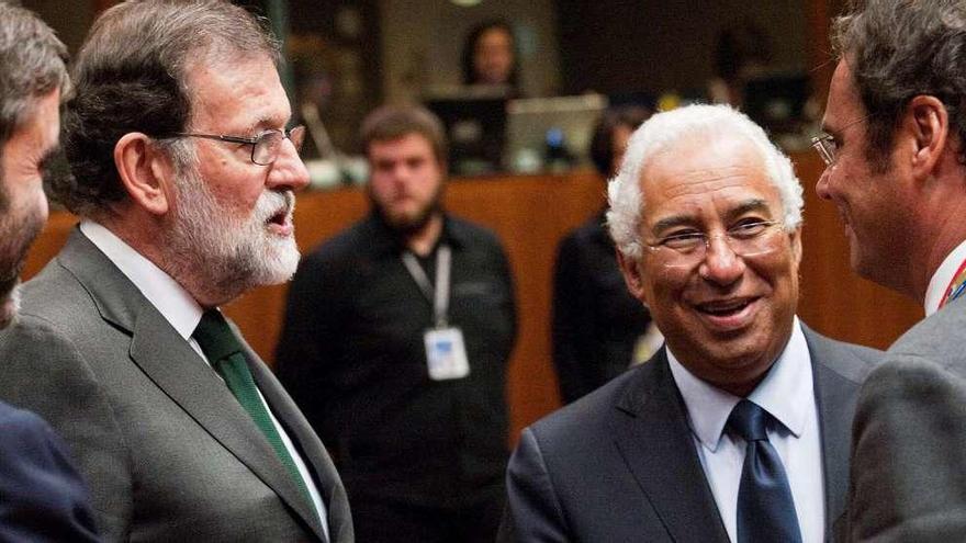 Rajoy con el primer ministro portugués, Antonio Costa (2º derecha), ayer en Bruselas. // Efe