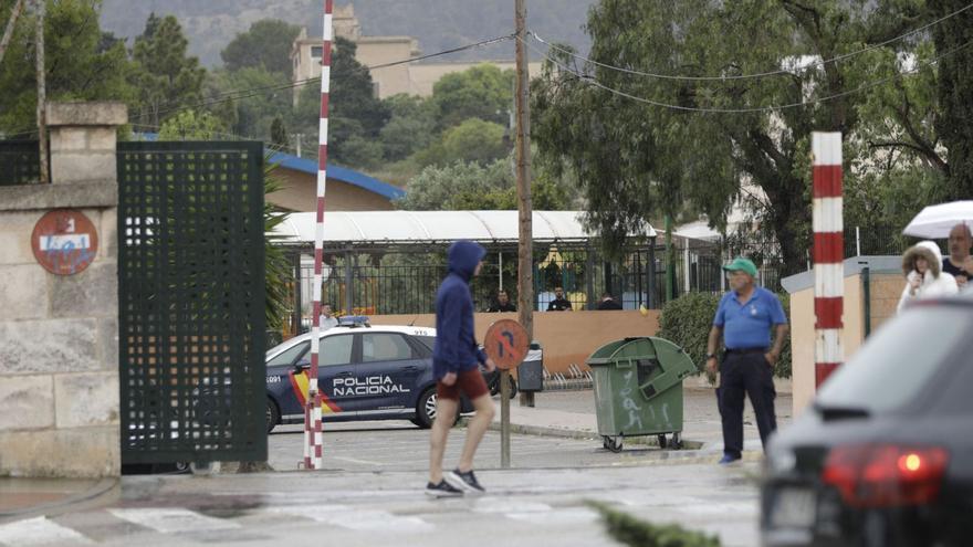 La Policía Nacional en el colegio La Salle, tras el conflicto y las amenazas de muerte a la profesora de catalán.