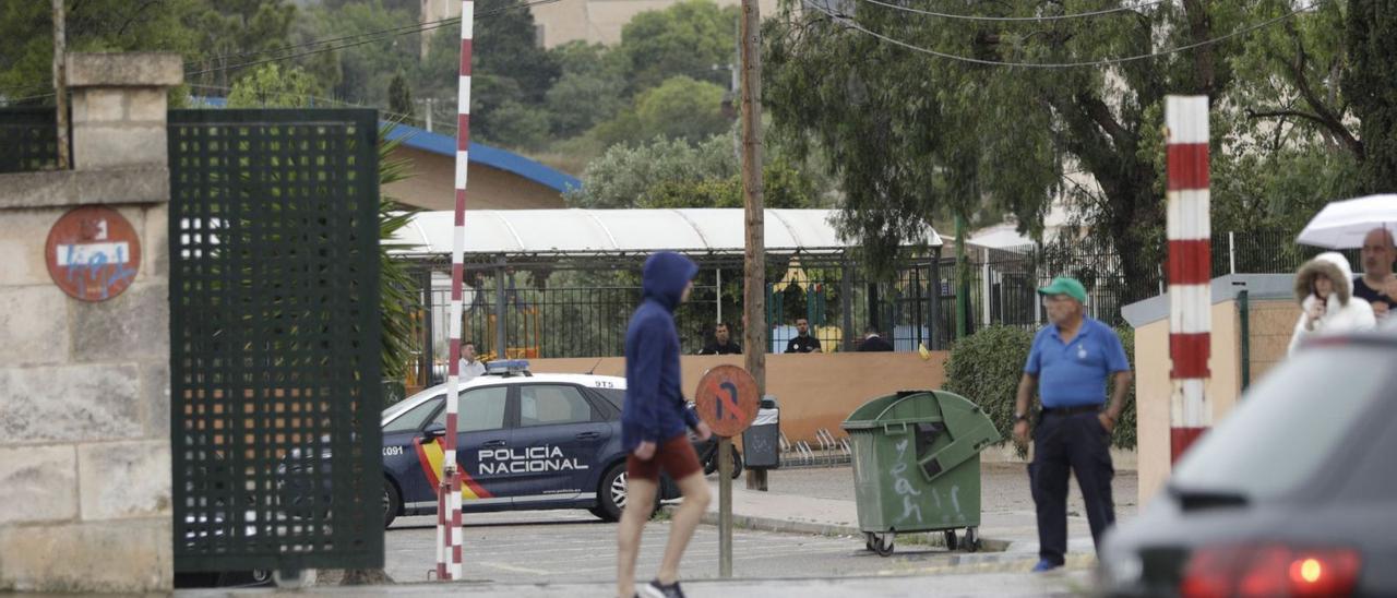 La Policía Nacional en el colegio La Salle, tras el conflicto y las amenazas de muerte a la profesora de catalán.