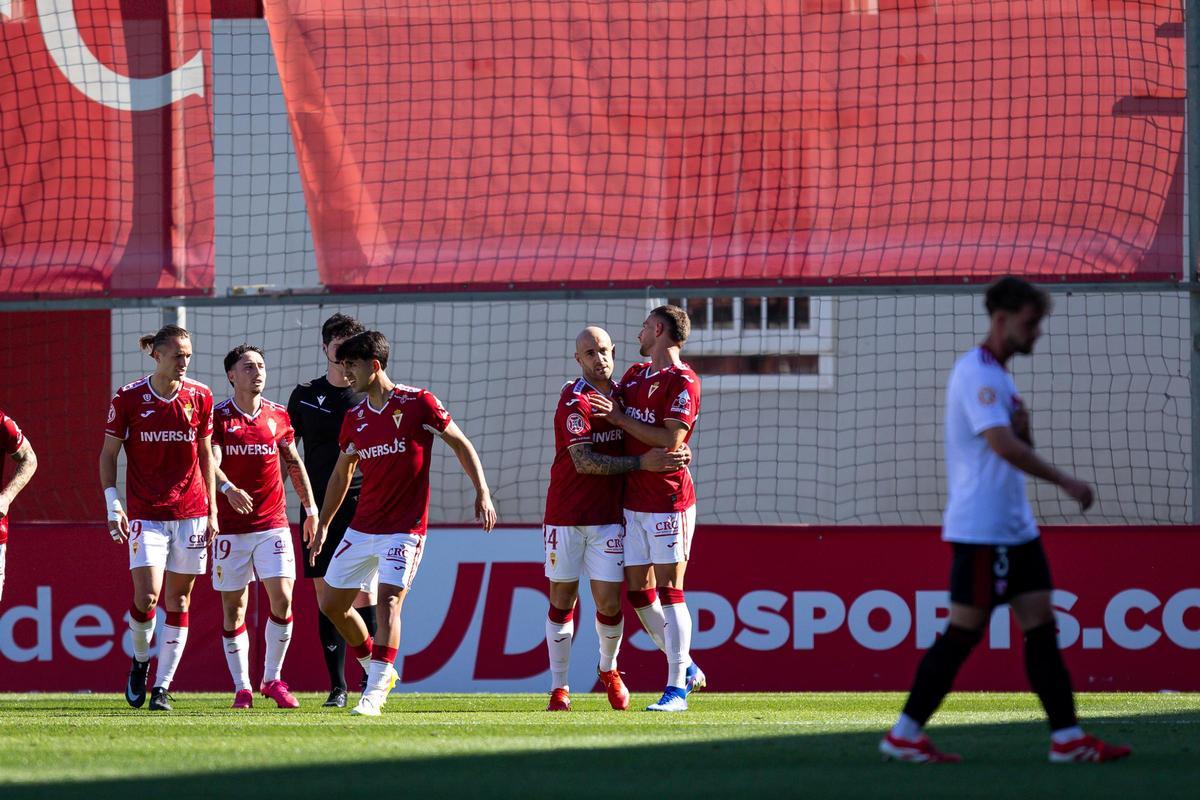 Los jugadores del Real Murcia, celebrando el pasado domingo el gol de Flakus