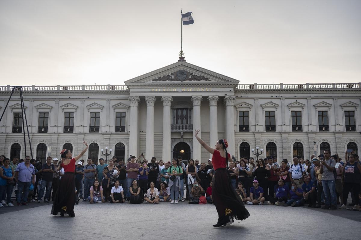 Varias jóvenes bailando en la plaza del centro de San Salvador.