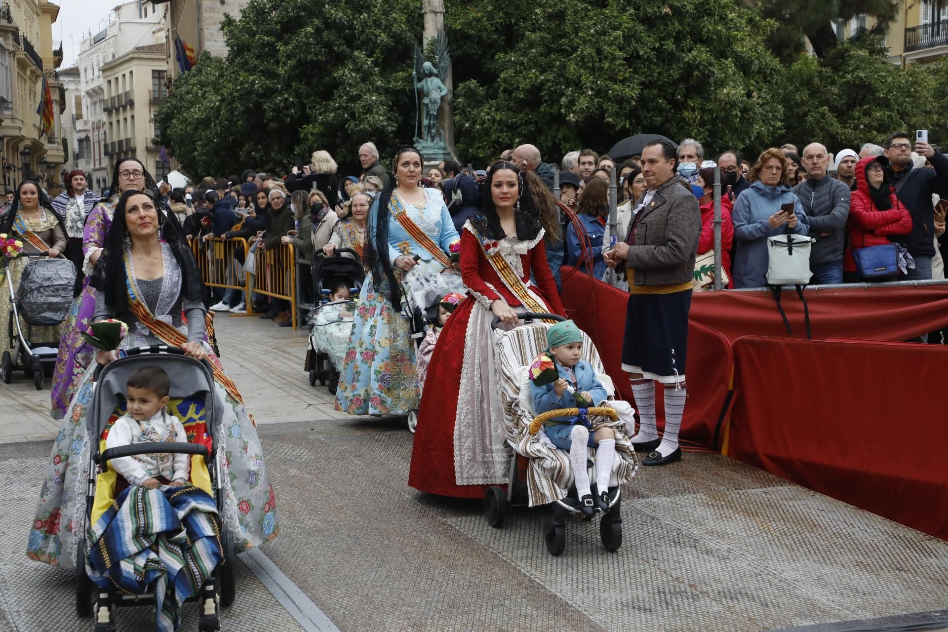 Búscate en el primer día de Ofrenda por la calle Quart (entre las 115.30 y las 17.00 horas)
