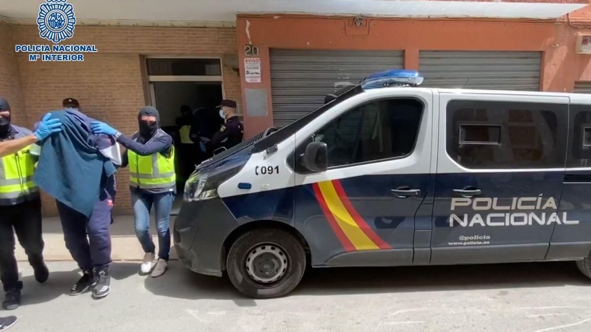 Policías nacionales practican una detención en una imagen de archivo.