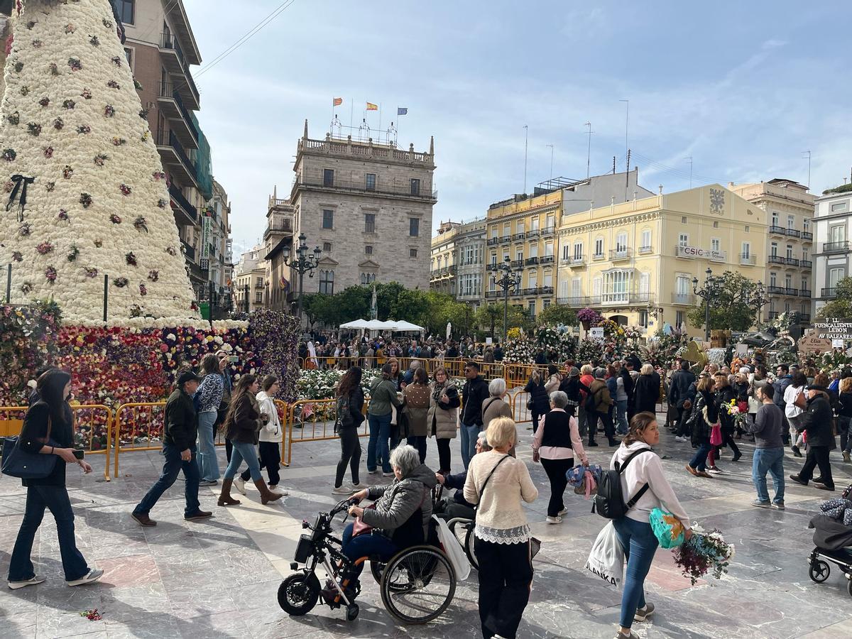 Esprint final para ver el manto de la Virgen y 'llevarse' a casa algunos ramos antes de que los retiren