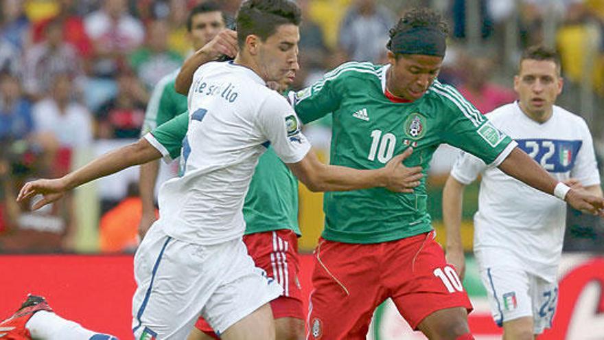 Giovani Dos Santos conduce el balón en el partido de ayer entre México e Italia.