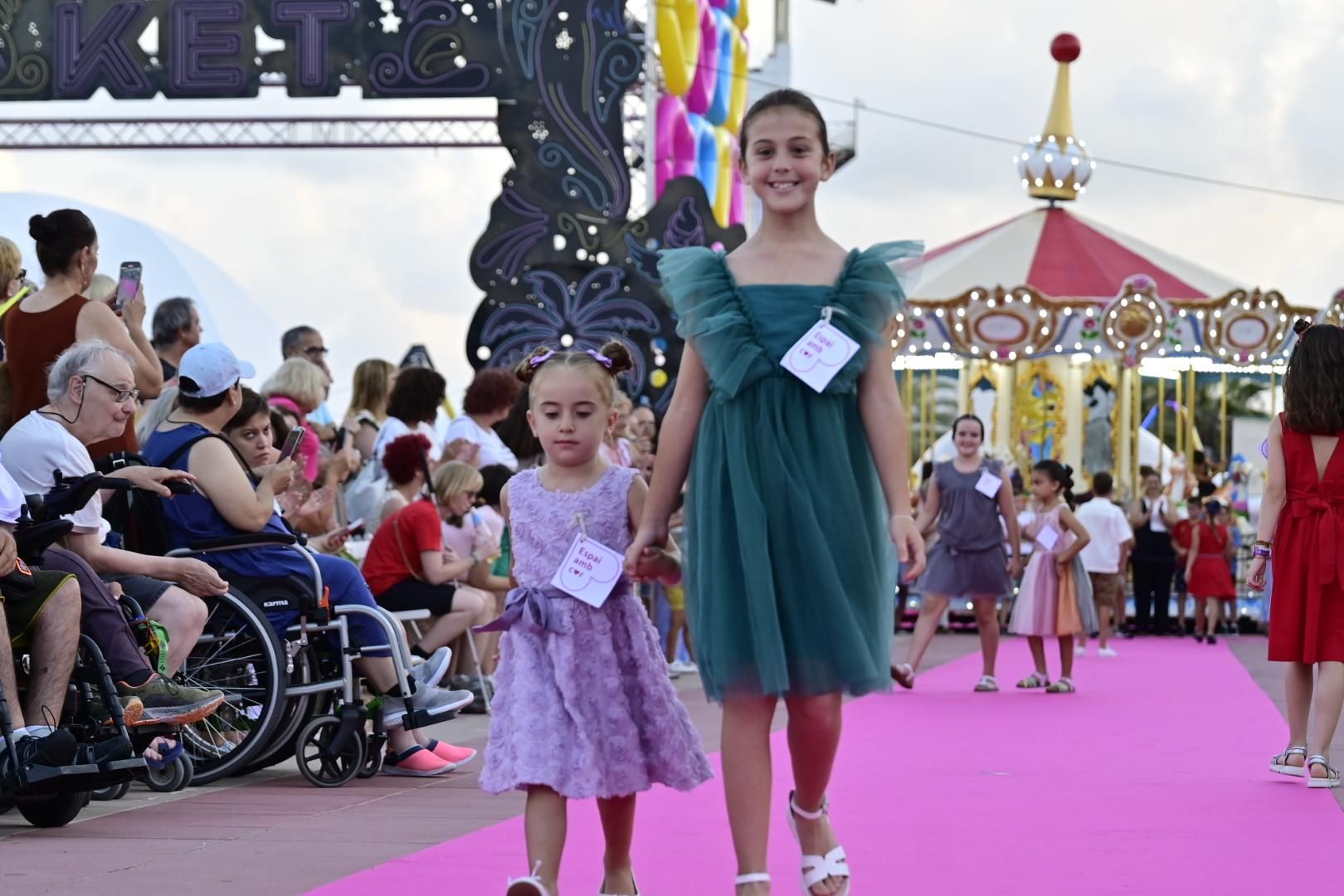 El Moll de Costa se viste de moda con el desfile solidario de Cáritas
