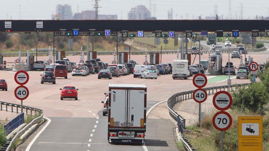 Vehículos en el acceso a la autopista AP-7 en Sagunt.