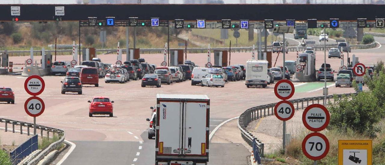 Vehículos esperan a cruzar la AP7 a su paso por Sagunto y Faura.