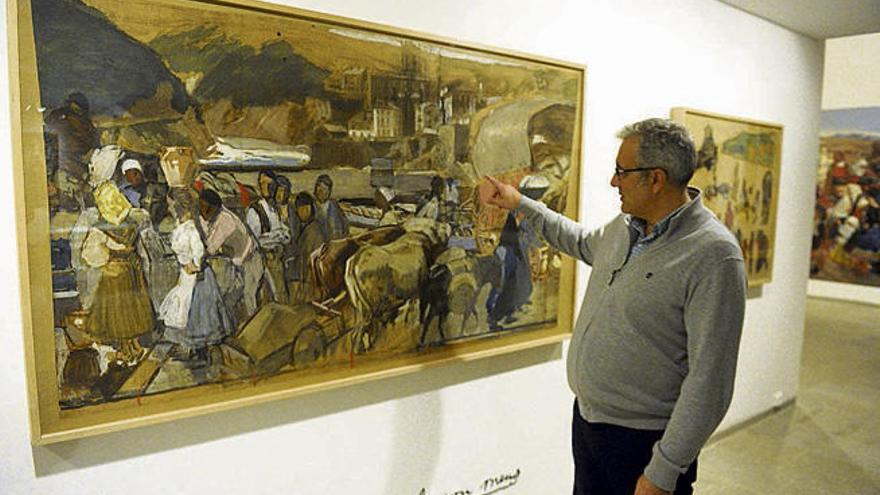 Manuel Mosquera, responsable de difusión de la pinacoteca de Zalaeta, señala uno de los bocetos de &#039;Sorolla íntimo&#039;, en el que el pintor recoge una escena popular en Euskadi.