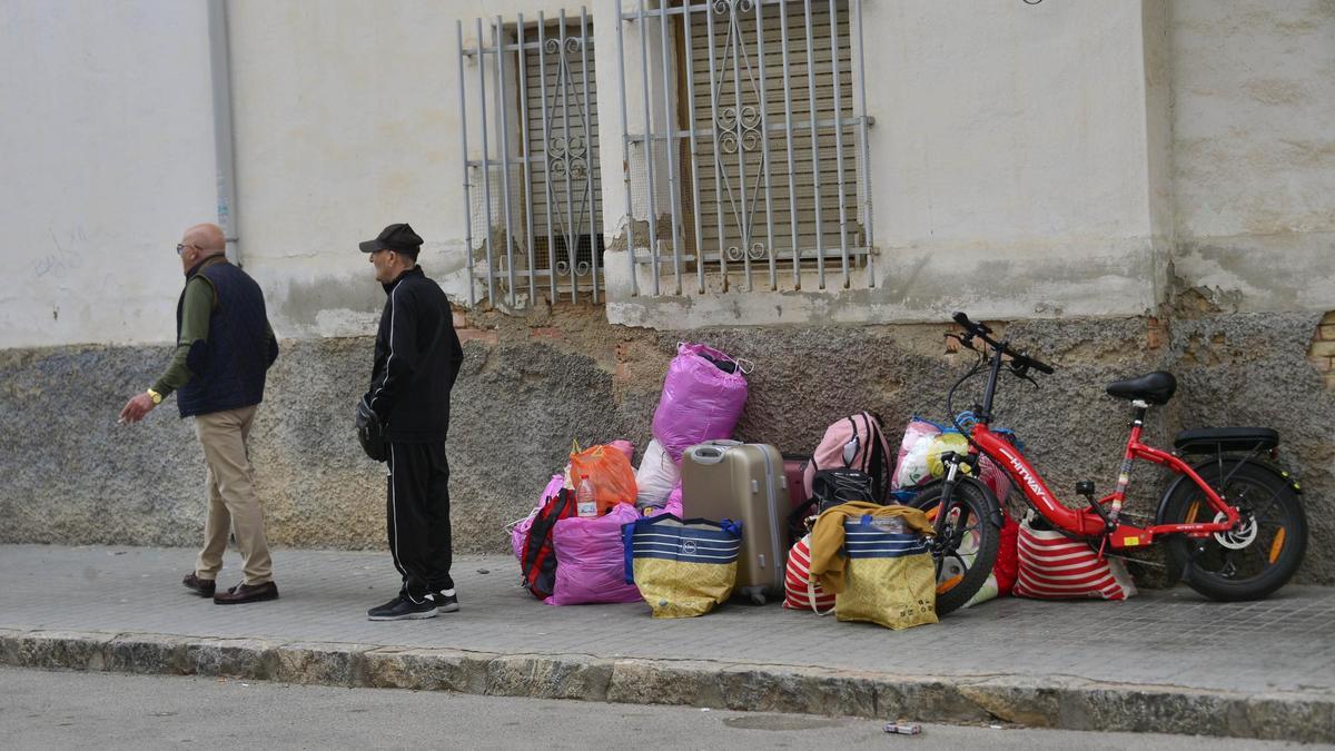 Vecinos, el viernes durante el desalojo