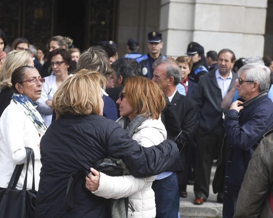 Minuto de silencio por el niño de A Coruña muerto