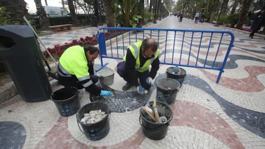 El Ayuntamiento parchea con nuevas teselas el deterioro de la Explanada