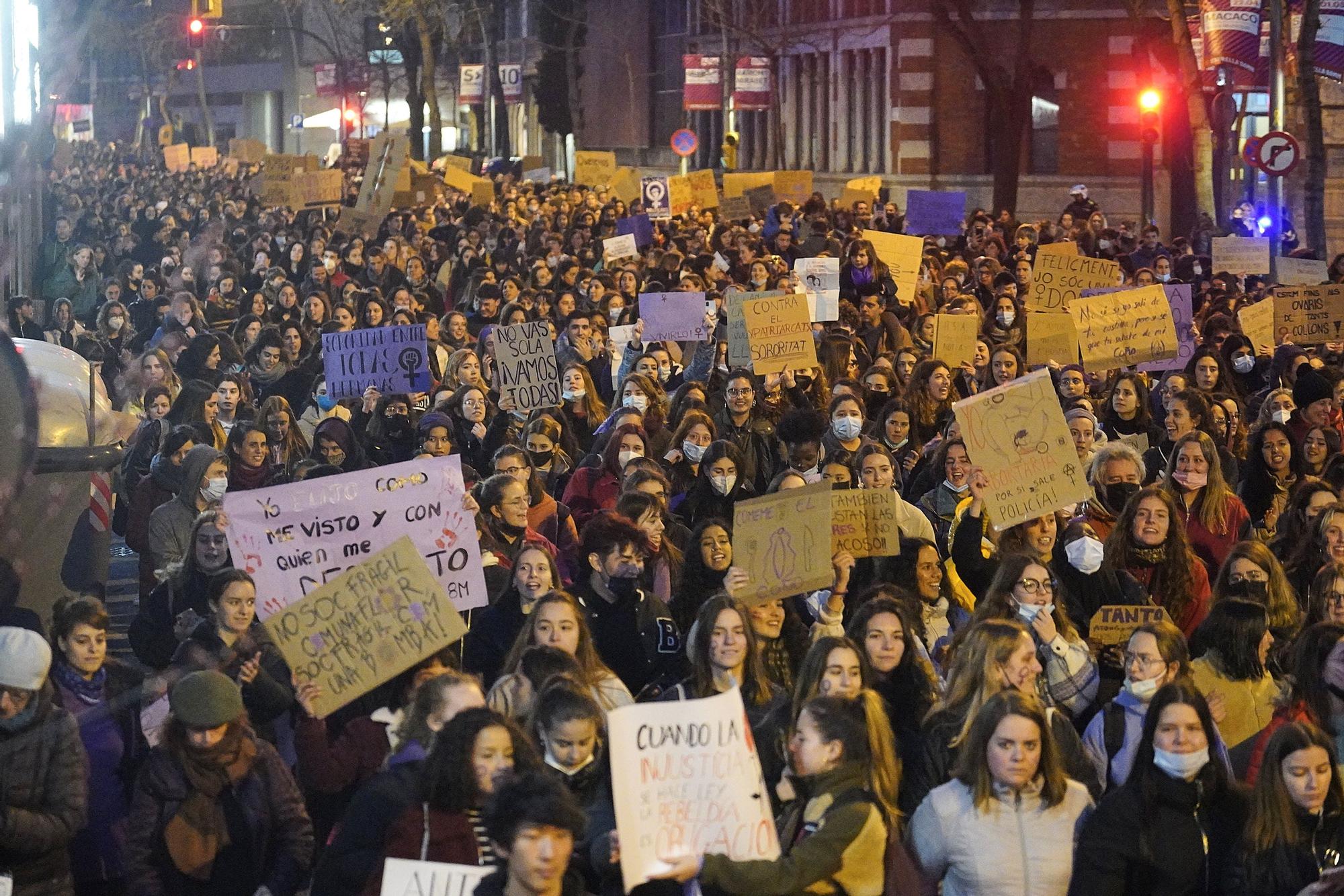 Més de 1.500 persones participen en la manifestació feminista del 8-M a Girona