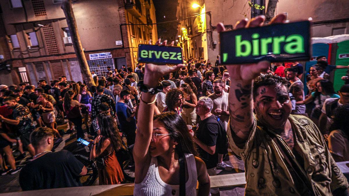 El botellón masivo resiste en la madrugada de las fiestas de Gràcia