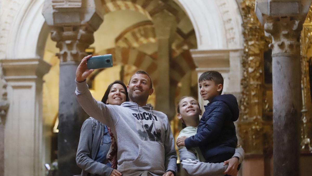 Una familia se hace un &#039;selfie&#039; en la Mezquita Catedral de Córdoba.