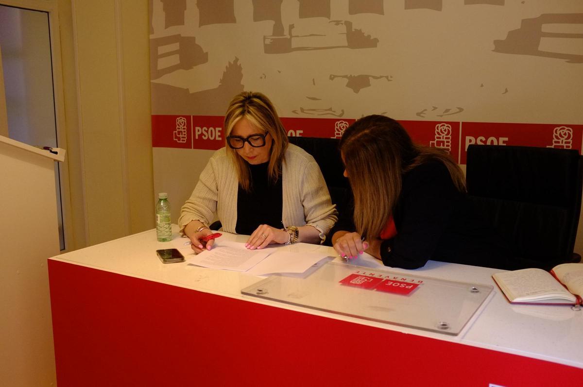 Martín y Veleda en la sede del PSOE benaventano.