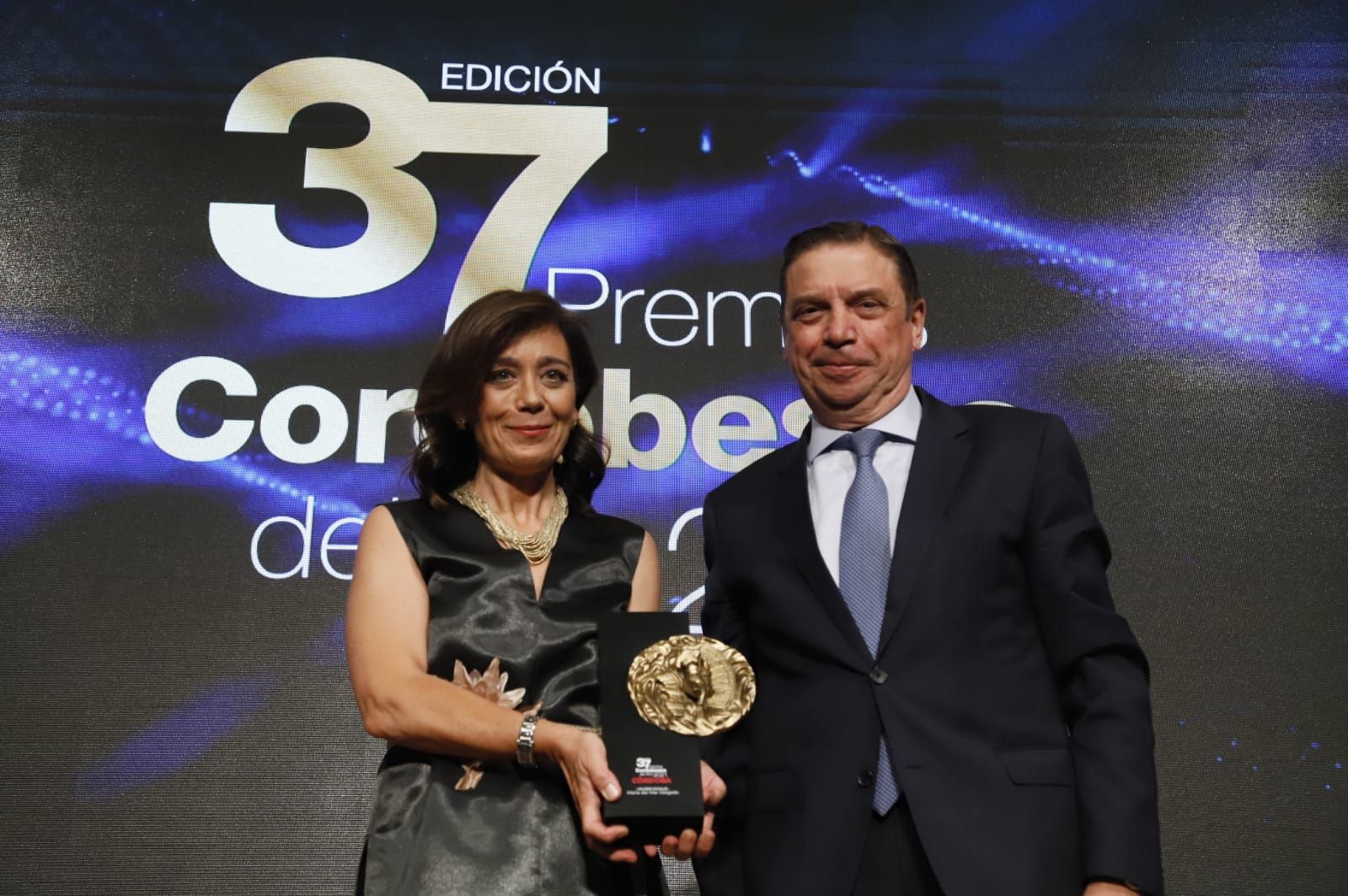 María del Mar Delgado recibe el premio de manos de  Luis Planas, ministro de Agricultura,  Pesca y Alimentación.