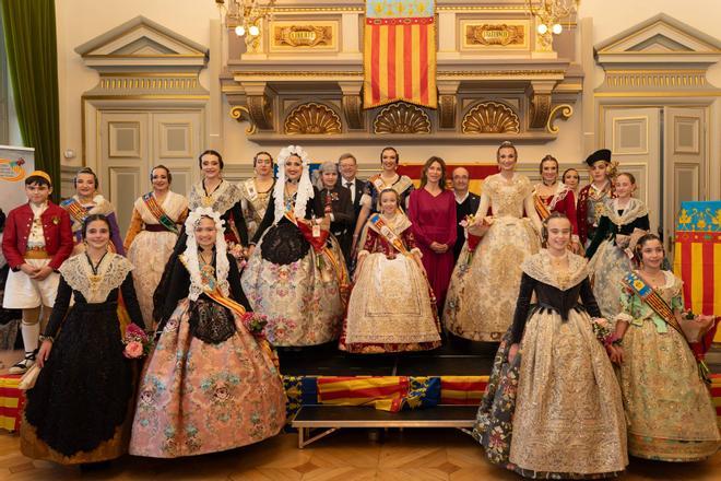 Presentación de las falleras mayores de París