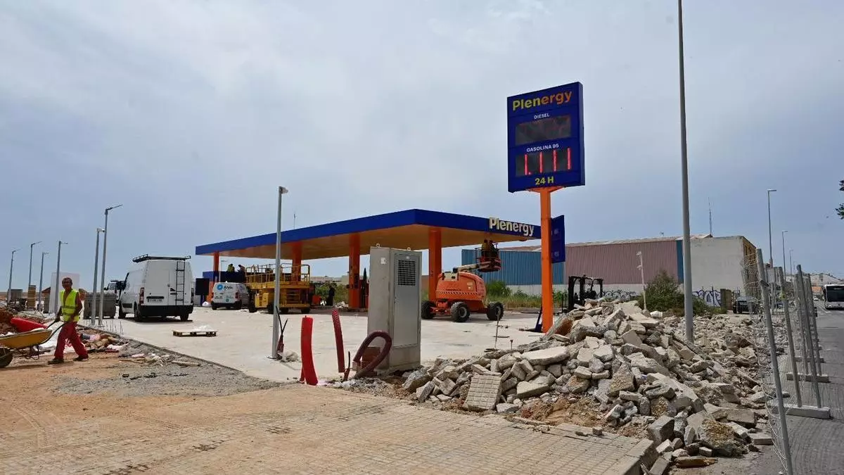 El parque comercial de Almassora avanza: la gasolinera 'low cost' abrirá este julio