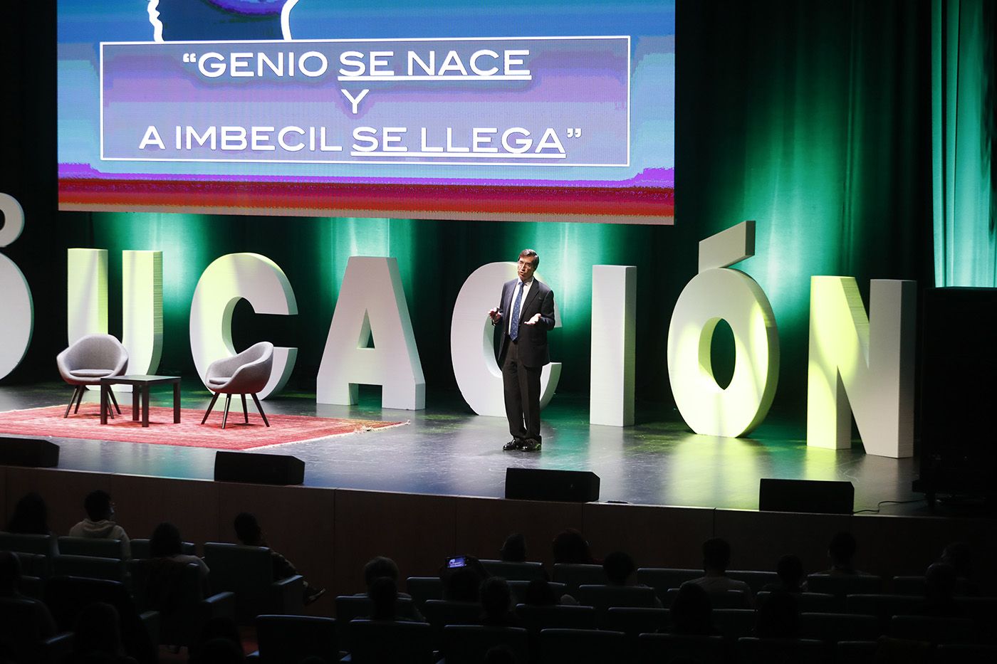 El prestigioso cirujano_Mario Alonso abrió ayer el Foro de la Educación en el auditorio Mar de Vigo