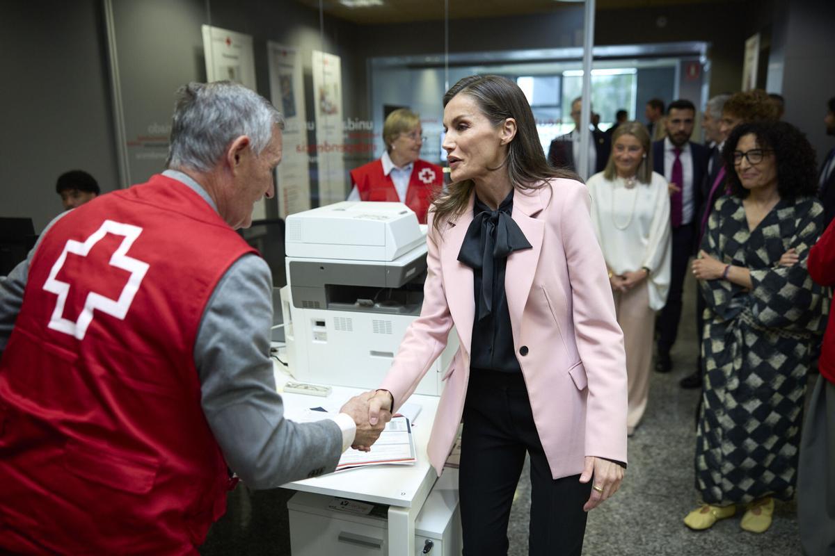 La reina Letizia visita el 'Espacio Activo' que Cruz Roja Navarra posee en Pamplona.