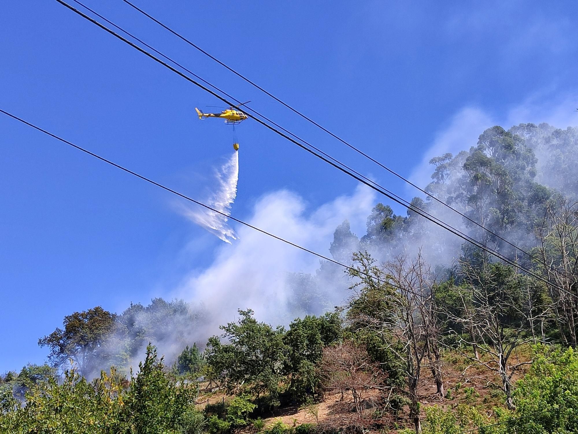 Vecinos se sumaron a las labores de extinción del incendio de A Barraca, en Bueu