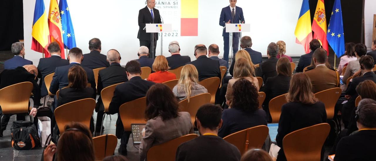 Pedro Sánchez y el primer ministro rumano, Nicolae Ciuca.