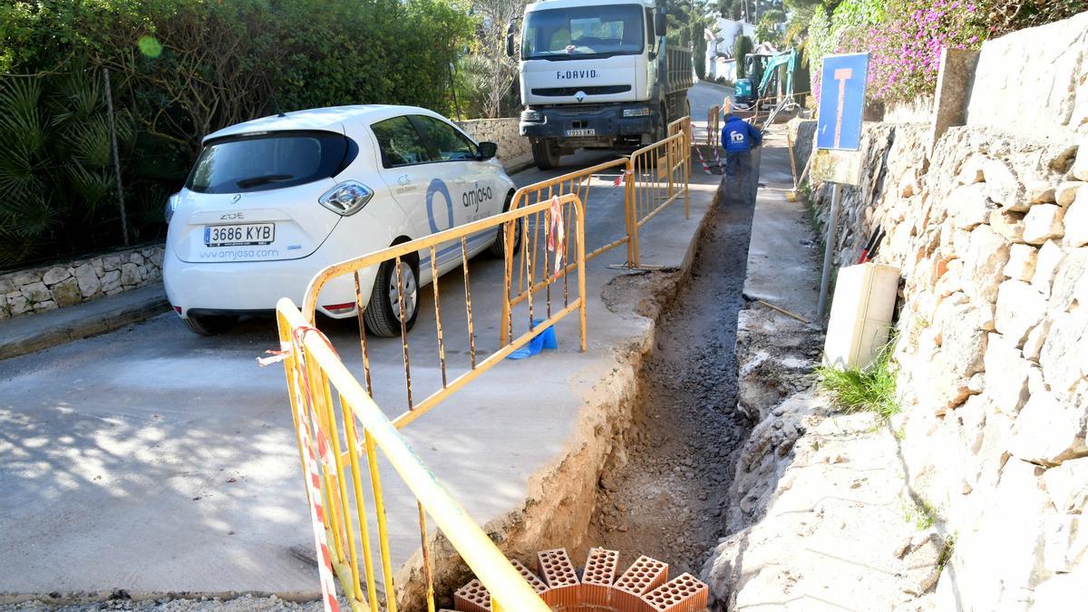 Obras de renovación de tuberías en la urbanización El Tosalet