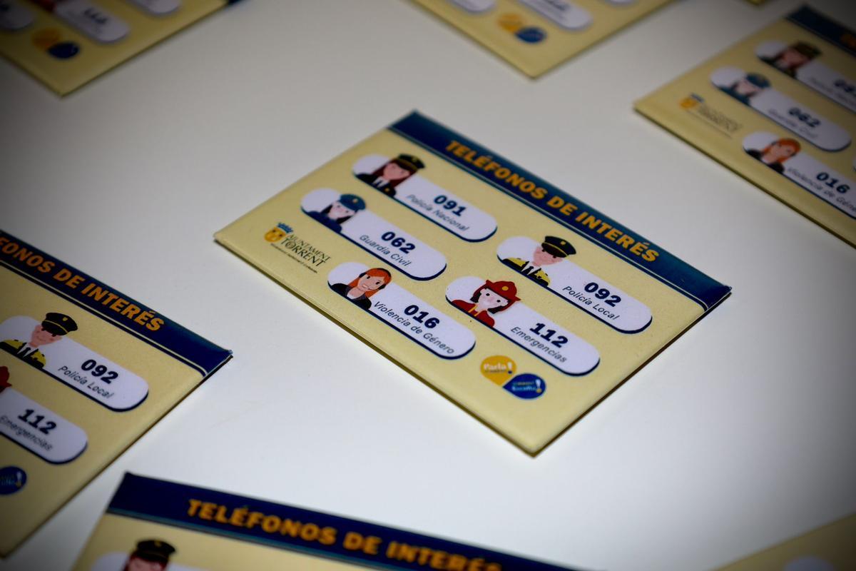 Imanes de nevera con teléfonos de interés.