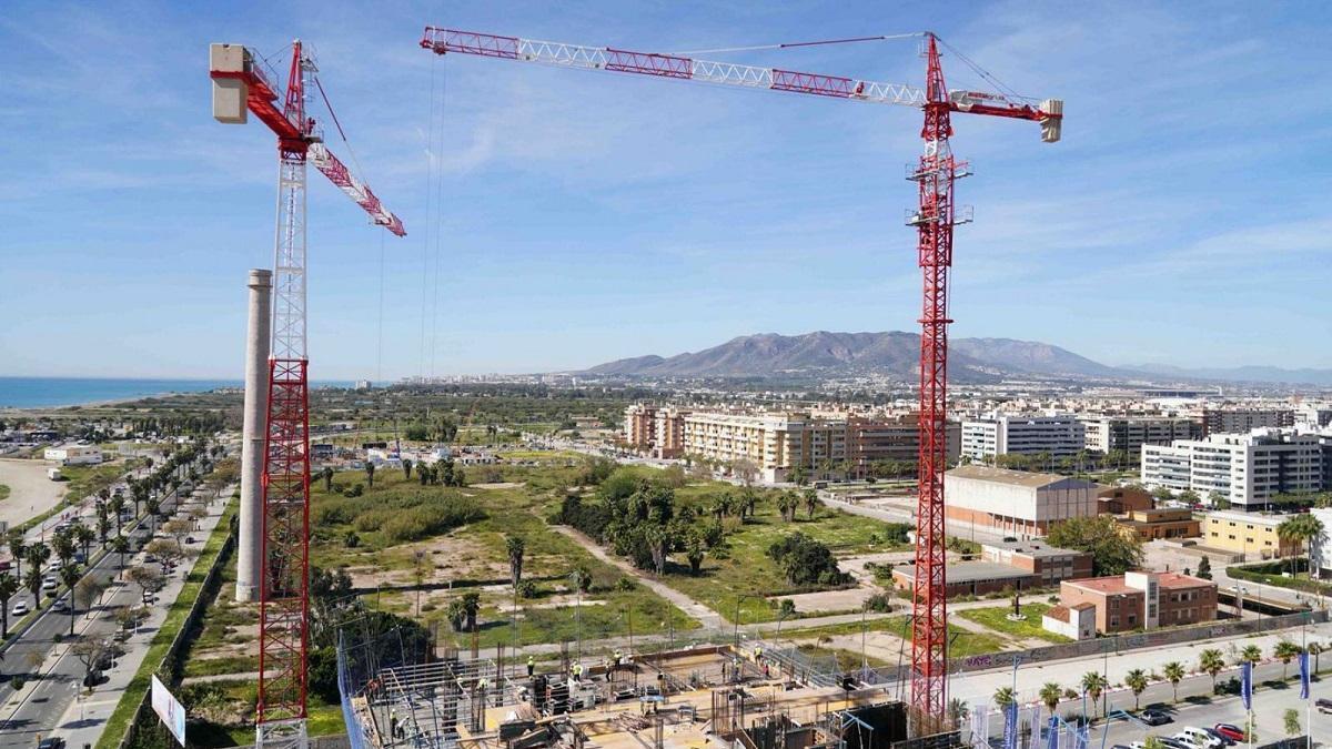Grúas de viviendas en construcción en la zona oeste de Málaga.