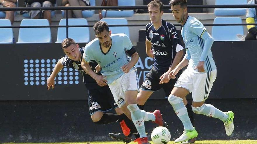 Brais conduce el balon acompañado por Borja Iglesias en el partido contra el Borio en Barreiro. // J. Lores