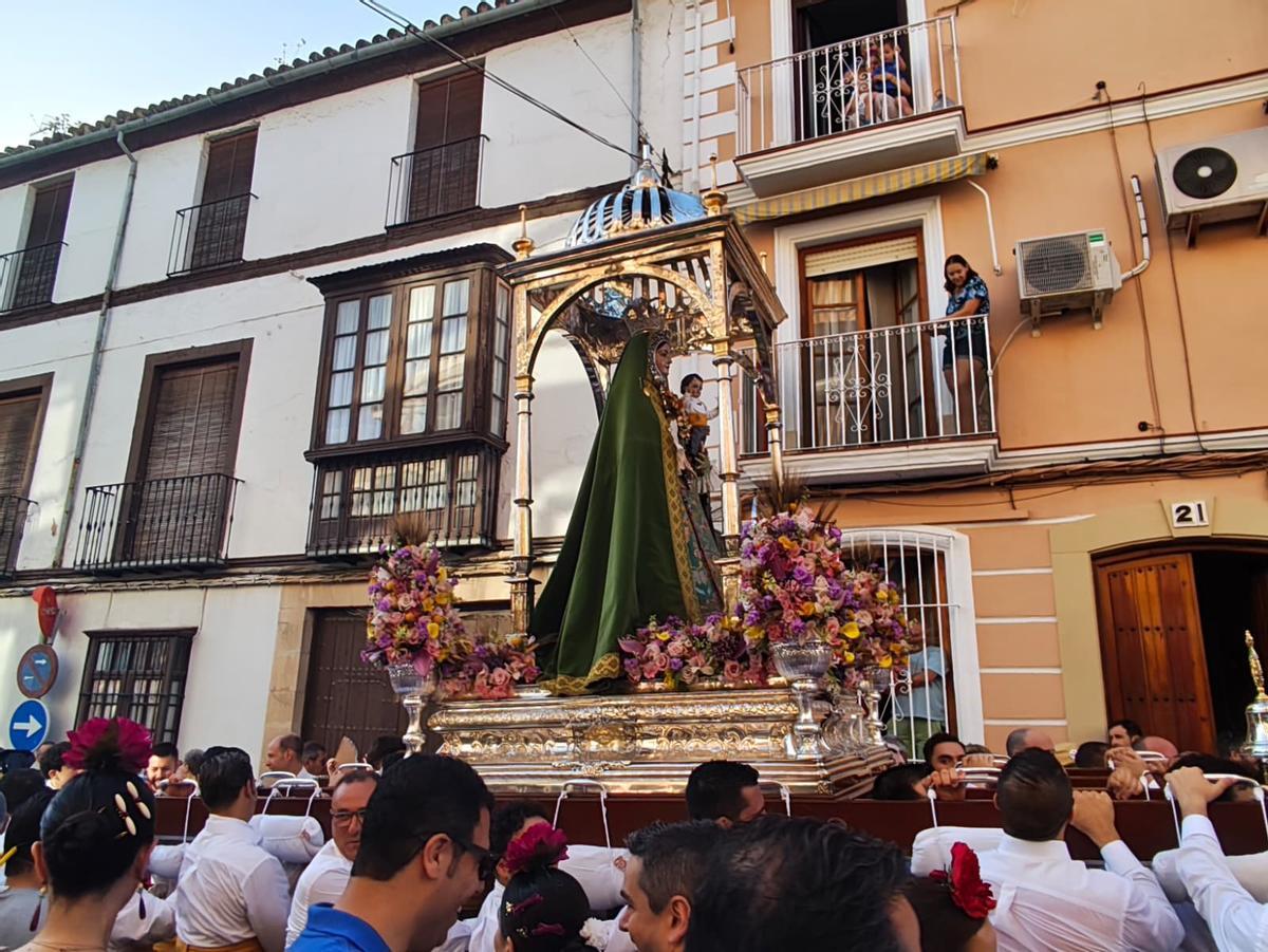 Una multitud acompaña a la Virgen de Araceli en la romería de subida