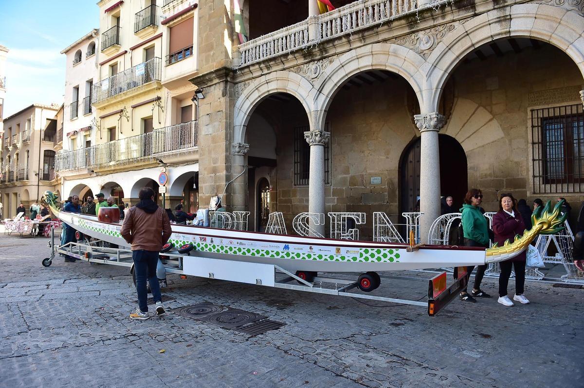 El barco de las Dragonas del Jerte, las pasadas Navidades, en Plasencia.