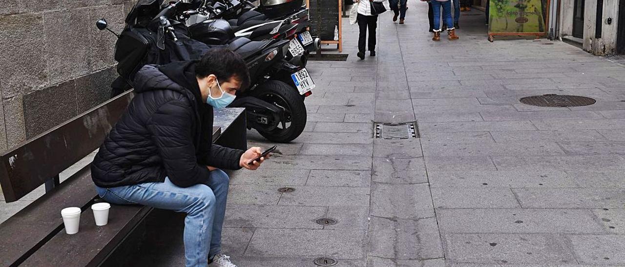 Un joven coruñés consulta su ‘smartphone’. / VÍCTOR ECHAVE