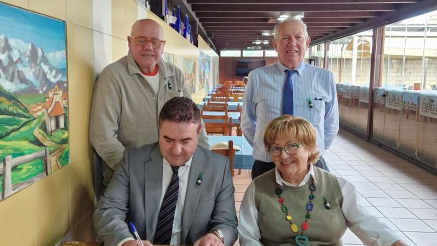 Luis Benito García firma en el libro de honor ante Carlos Guardado, Justo García y Amada Álvarez. |