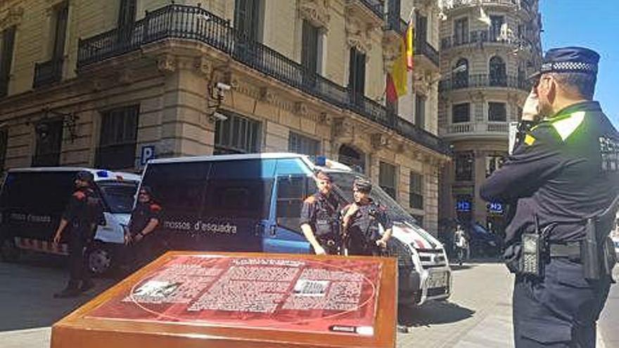 El faristol, situat davant la prefectura de la Policia Nacional.