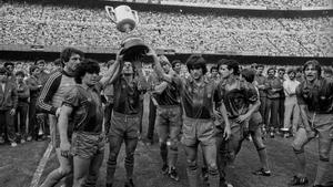 Urruti, Maradona, Sanchez, Shuster, Marcos Julio Alberto y Migueli ofreciendo la Copa del Rey a su afición en el Camp Nou en 1983.