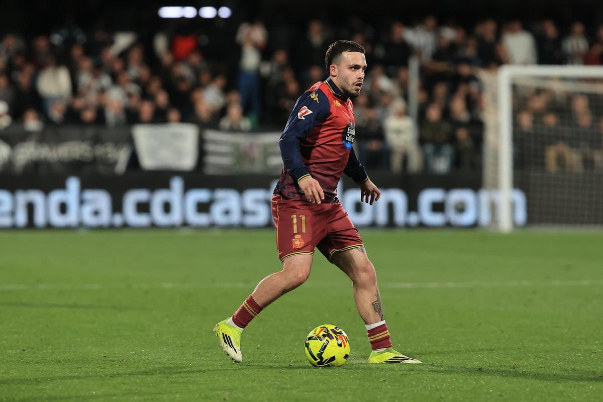 David Mella controla el balón en el encuentro contra el Castellón.