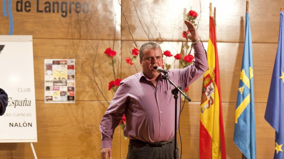 Celestino Rozada, en una actuación en Sama.