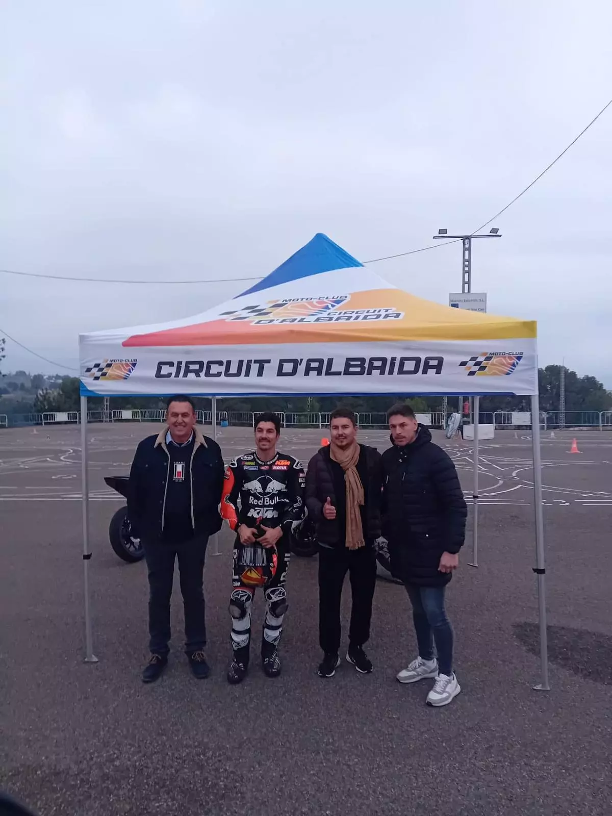Los pilotos Jorge Lorenzo y Maverick Viñales visitan el Circuit d'Albaida